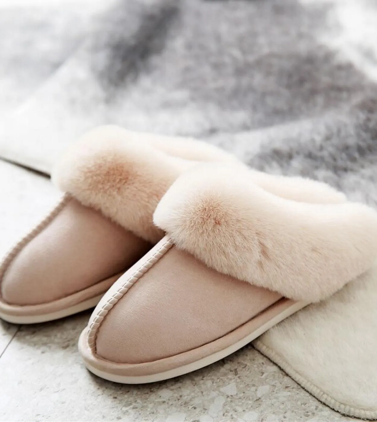 2023 Nuove pantofole piatte per la casa calde e morbide Pantofole invernali comode e morbide leggere Scarpe in cotone da donna P