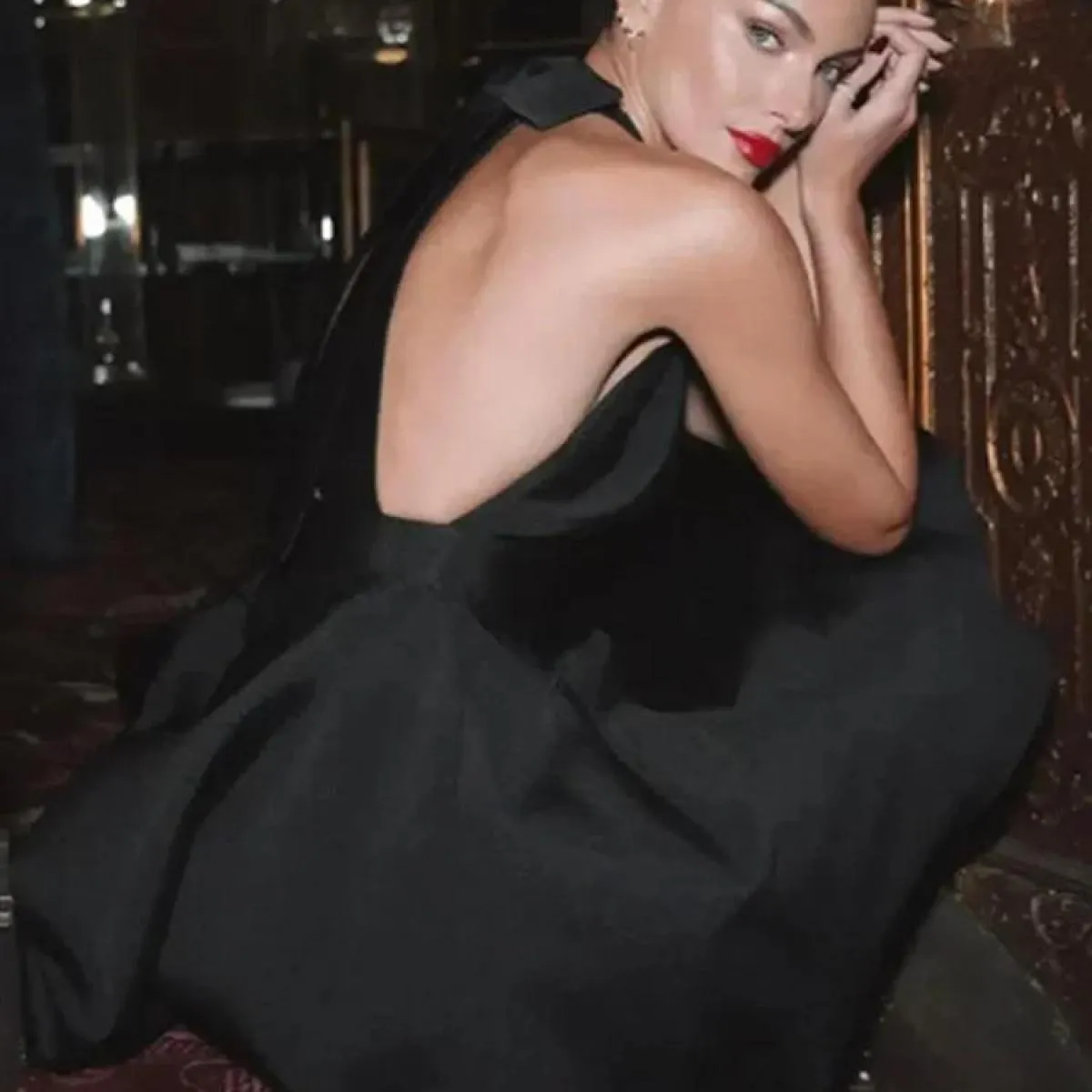 2024 nuovo mini abito con scollo all'americana senza schienale per donna senza maniche abito corto a linea femminile elegante pr