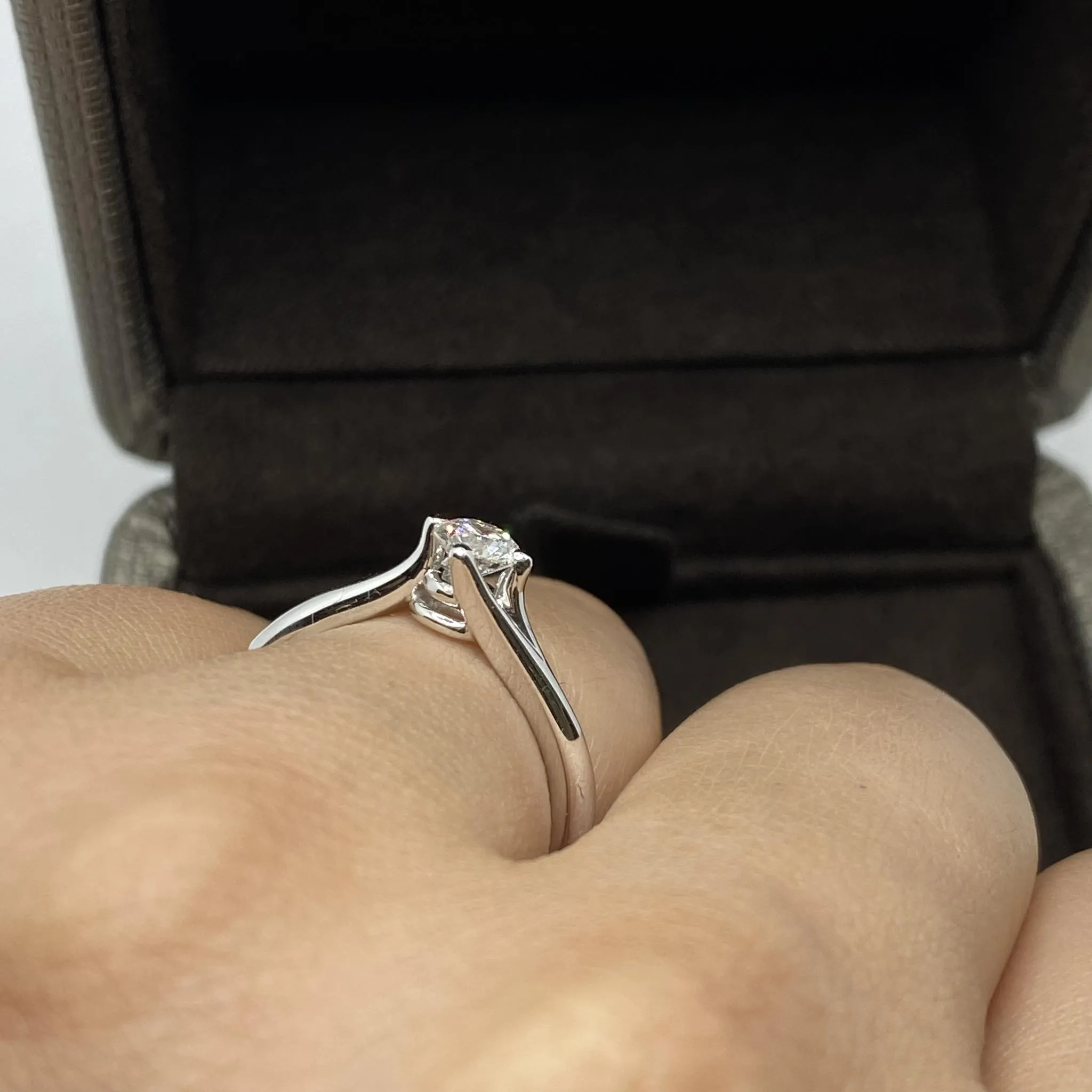 Anello Crivelli Solitario in Oro Bianco e Brillante Ct 0.41