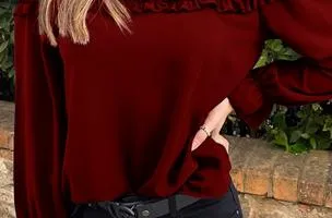 Blusa elegante con volant, bordeaux