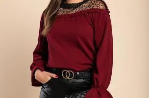 Blusa elegante con volant, bordeaux