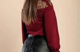Blusa elegante con volant, bordeaux