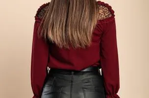 Blusa elegante con volant, bordeaux