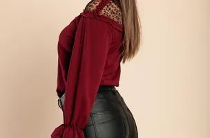 Blusa elegante con volant, bordeaux