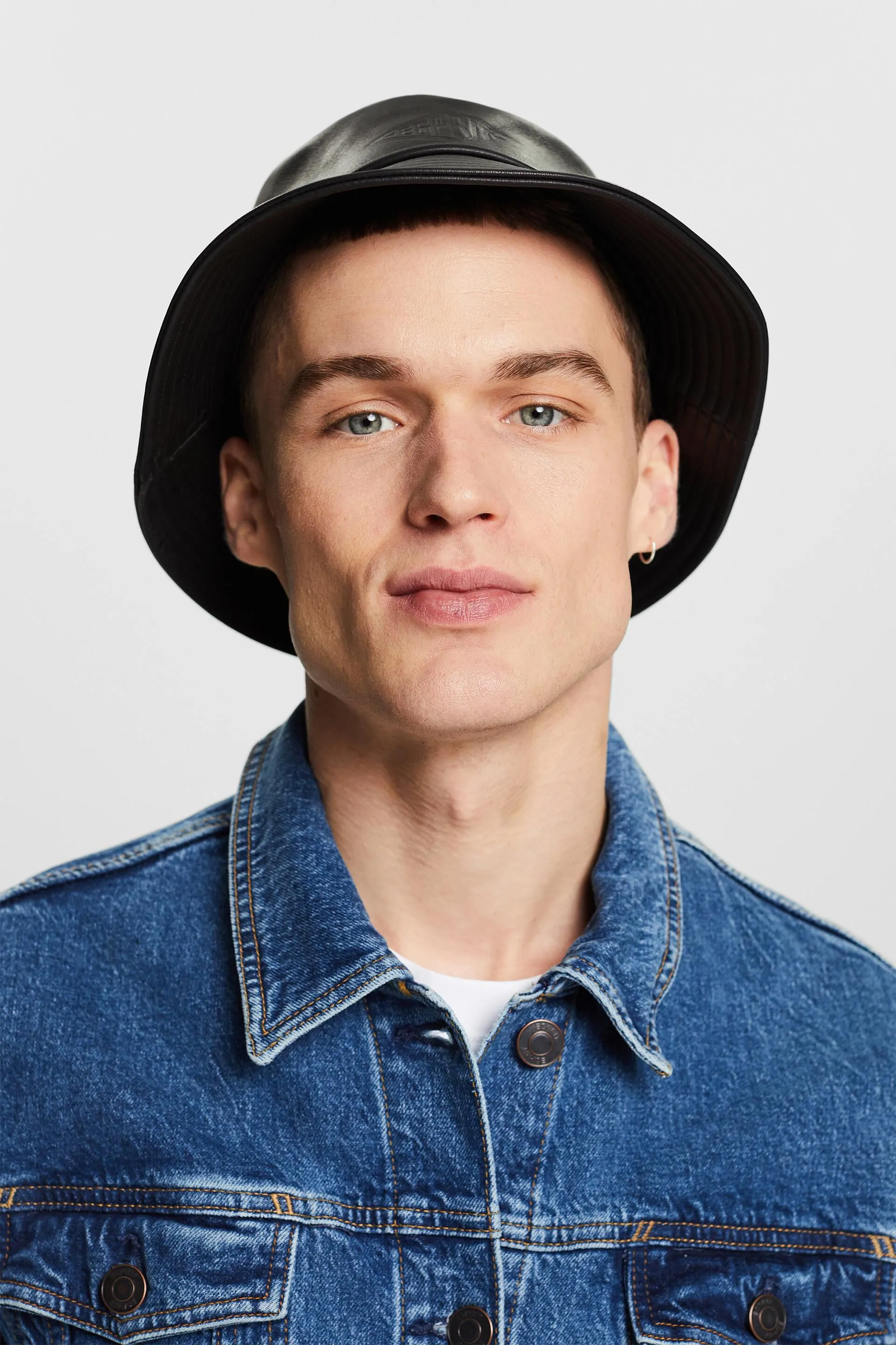 Cappello da pescatore in pelle con logo
