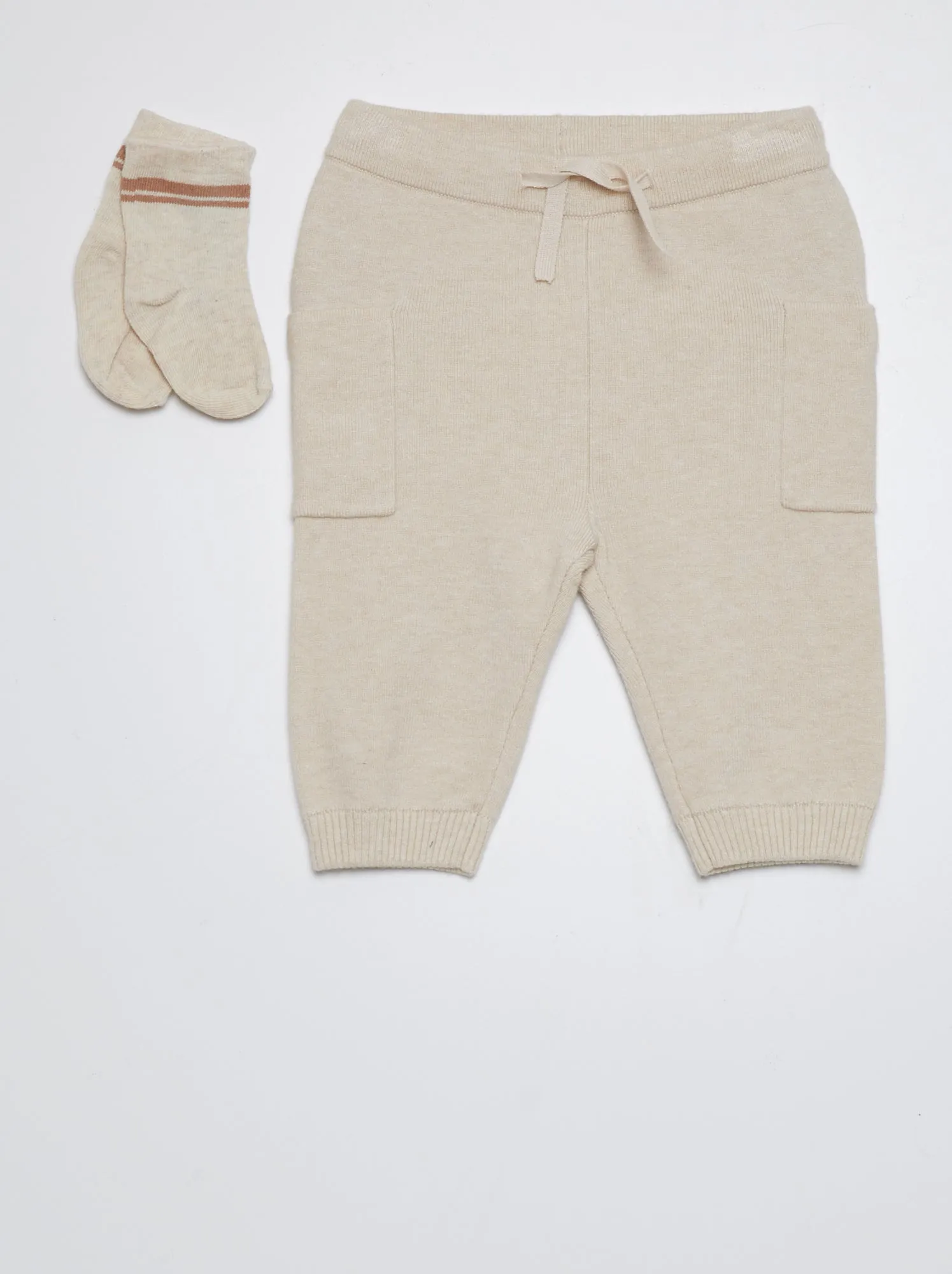 Joggers con tasche applicate + calzini - BEIGE