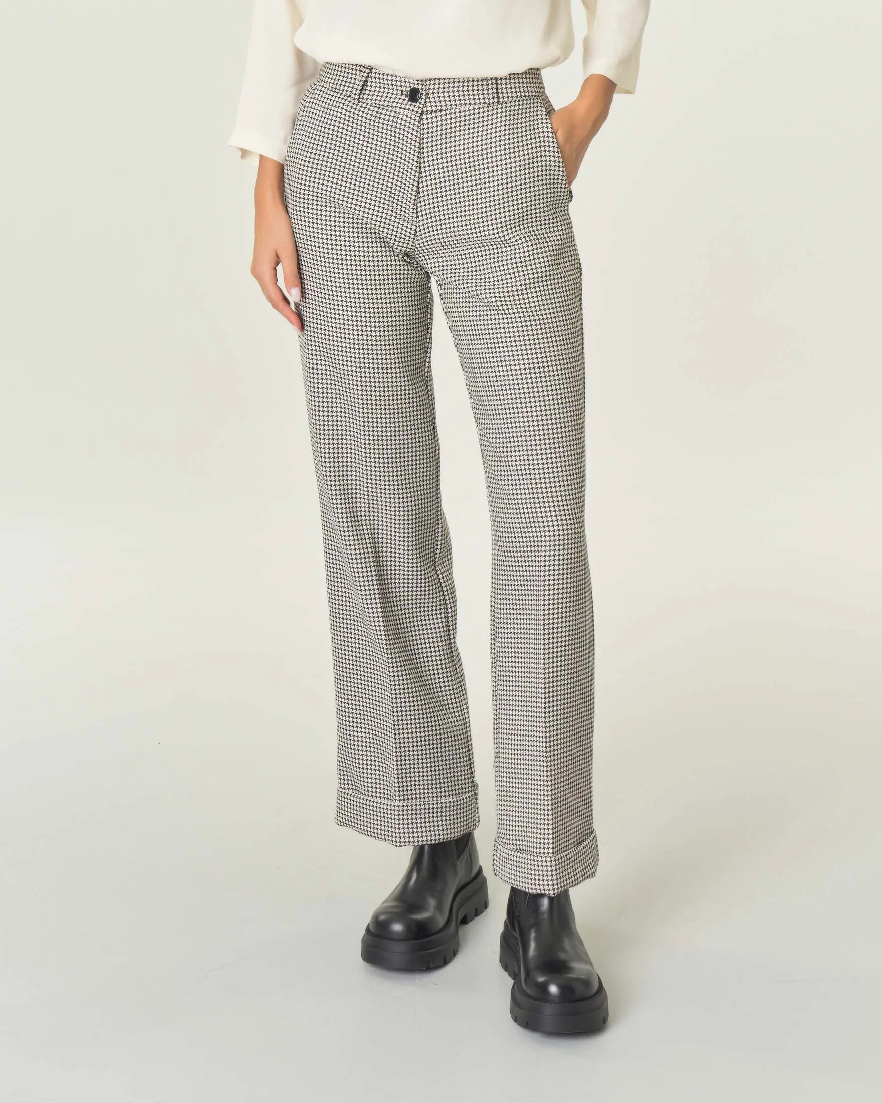 Pantaloni dritti in tessuto stretch a fantasia pied de poule con risvolto al fondo