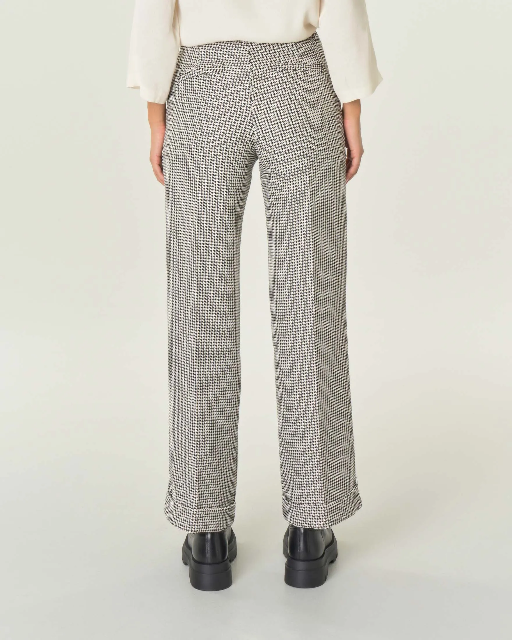 Pantaloni dritti in tessuto stretch a fantasia pied de poule con risvolto al fondo