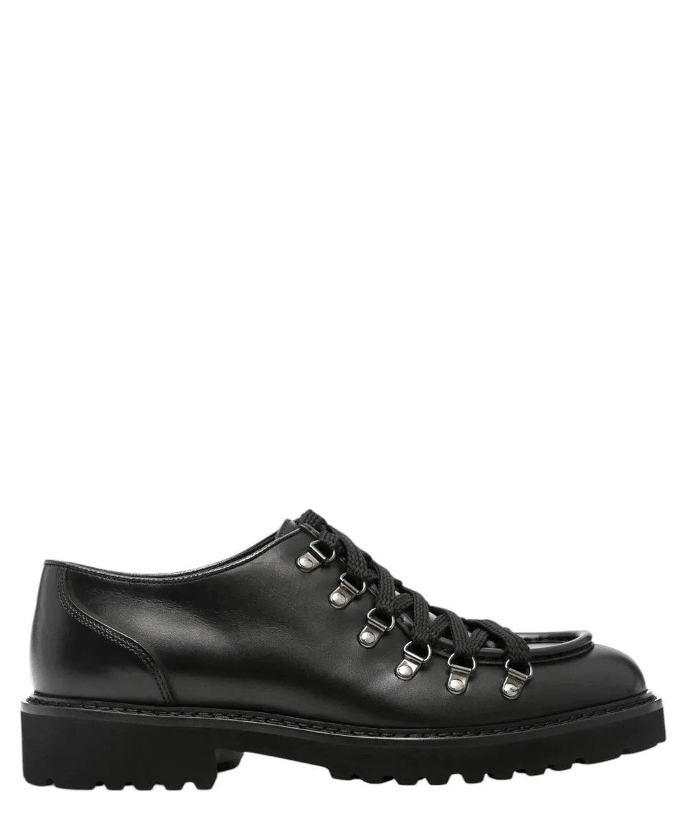 Scarpa sbordata con ganci