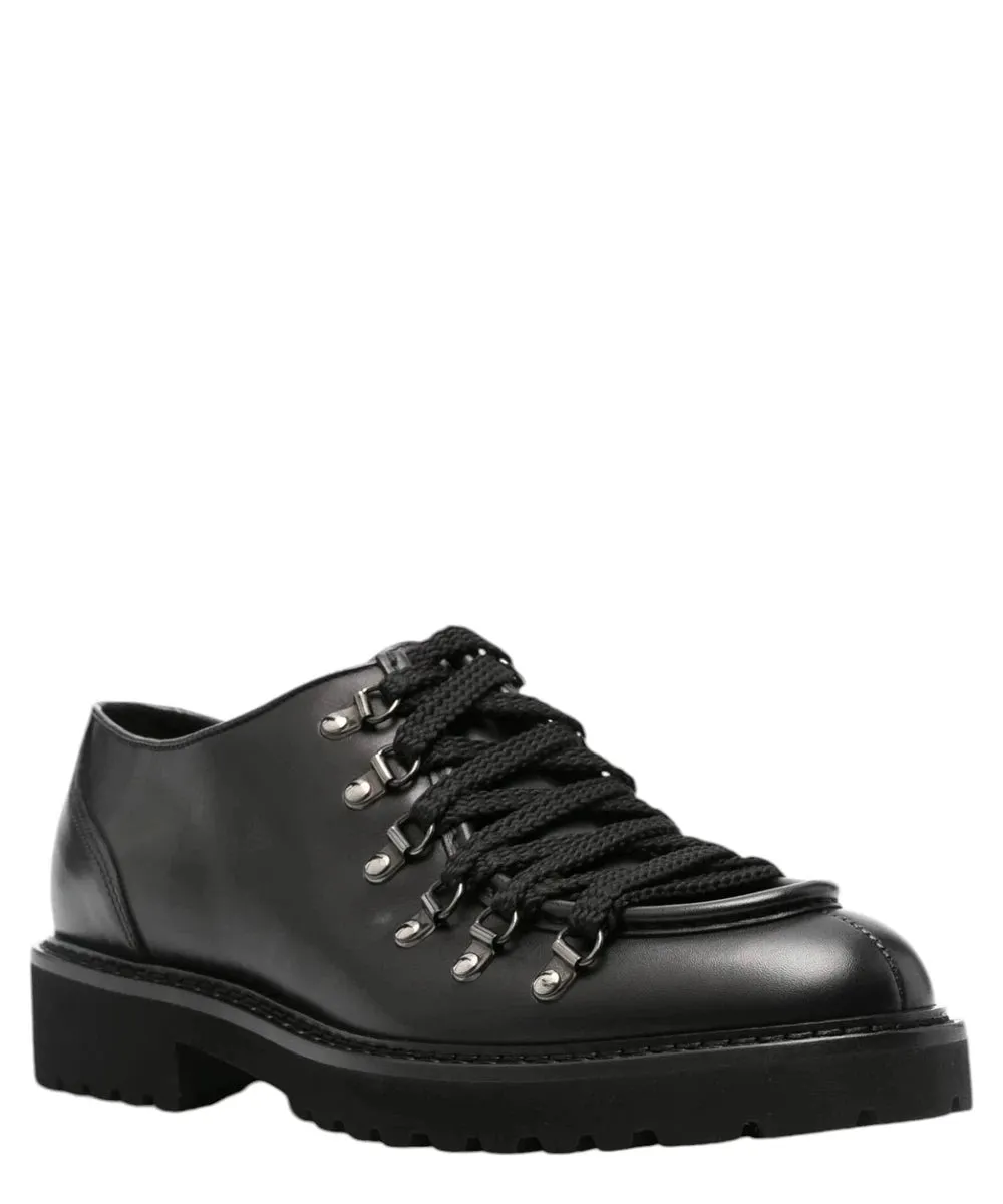 Scarpa sbordata con ganci