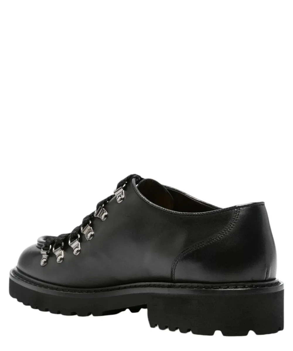Scarpa sbordata con ganci