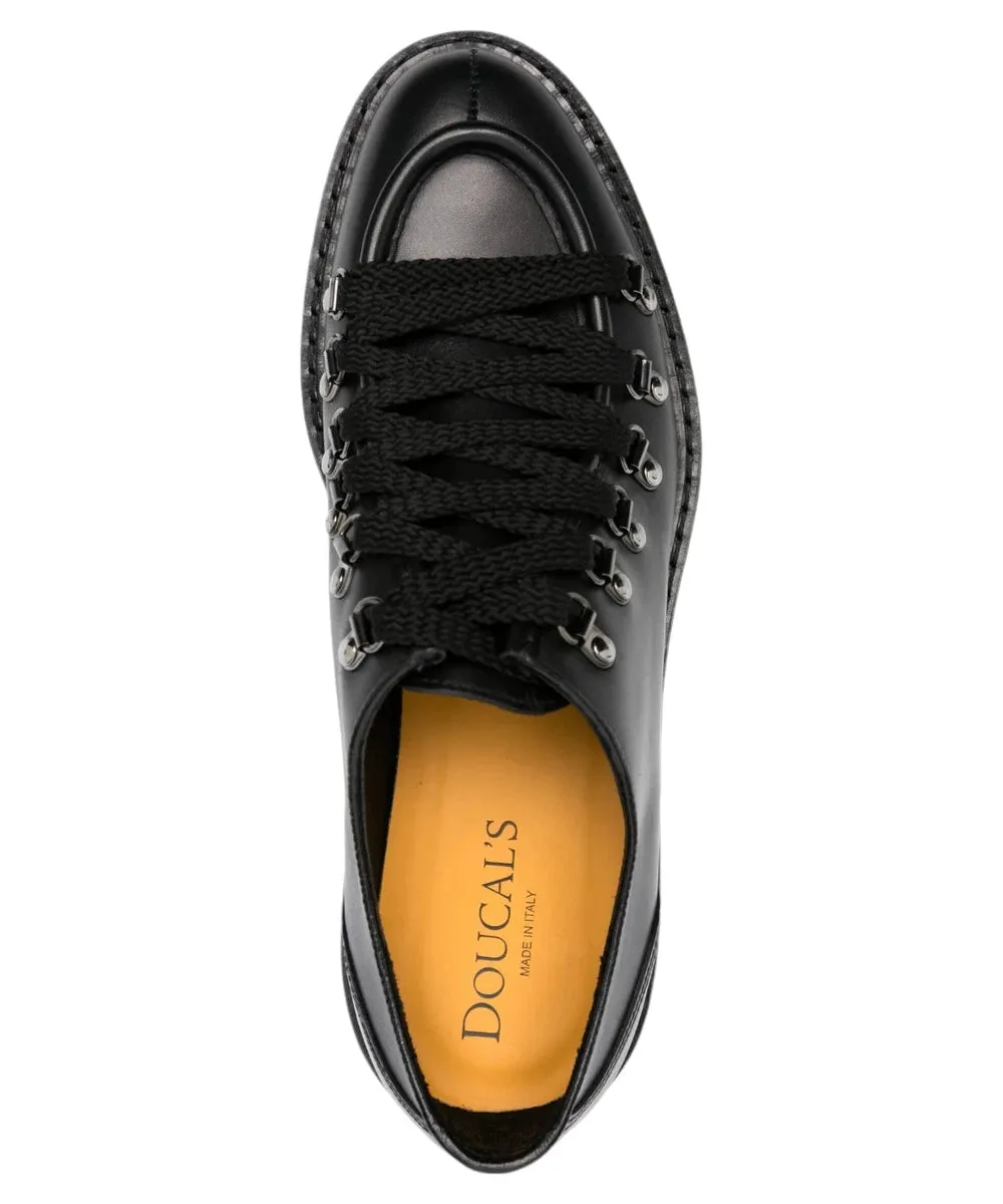 Scarpa sbordata con ganci